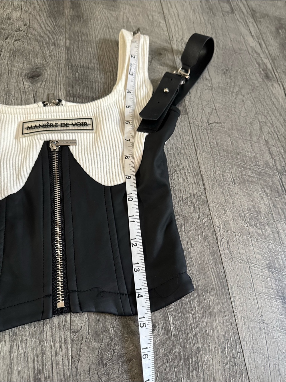 Manière De Voir: Black White Colorblock Ribbed Zip Front Crop Tank, 6 - Picture 5 of 13